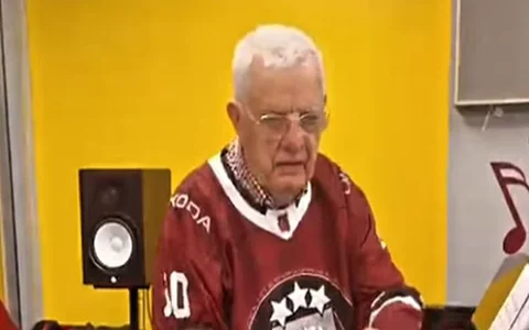 Video: Klāt hokeja drudzis: maestro Raimonds Pauls uz mēģinājumu atnāk Latvijas izlases kreklā