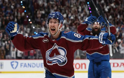 "Avalanche" iespaidīga atspēlēšanās un vieta konferences finālā