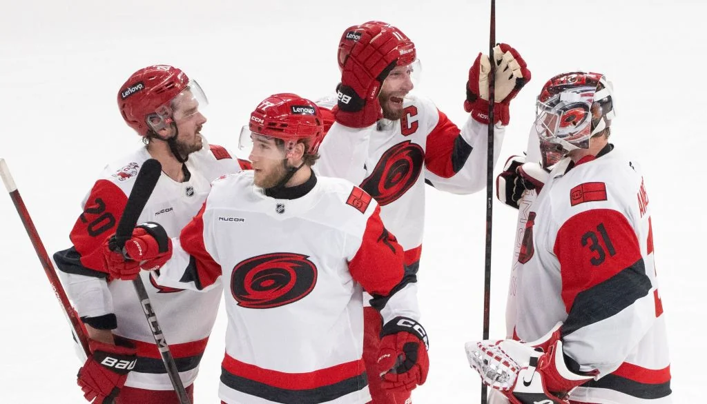 "Hurricanes" sērijas trešajā spēlēnomētā"Canadiens"