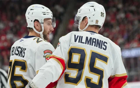 Balinskis un Vilmanis raksta vēsturi – pirmo reizi NHL vienos vārtos iesaistās divi latvieši
