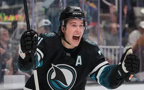 NHL jaunākā zvaigzne sasniedz 40 vārtu atzīmi un ar 2+2 nokārto uzvaru