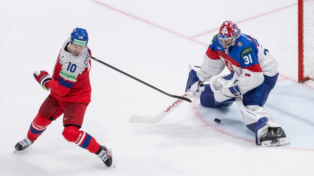Spraigā kaimiņu duelī Čehijas nejauši veterāna vārti sarūpē pirmo zaudējumu Slovākijai