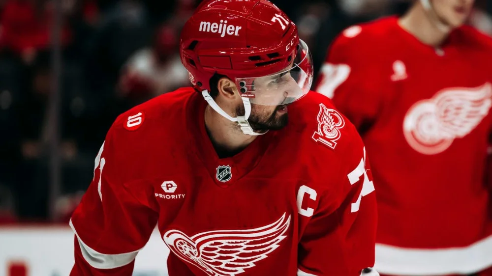 "Red Wings" kapteinis pieprasa aizmainīšanu un iesniedz sarakstu ar trīs komandām