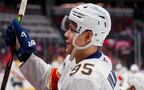 Vilmanis dienu pirms NHL atklāšanas spēles trešajā maiņā, Šmits iet cauri iesvētībām