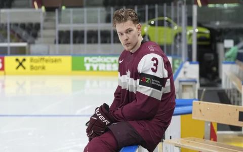 Šmits varētu kļūt par NHL draftā visaugstāk izvēlēto aizsargu – eksperts analizē latvieša konkurentus