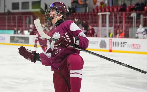 Latvijas U-18 hokejisti šokē – pieveikti amerikāņi un priekšā cīņa par PČ medaļām