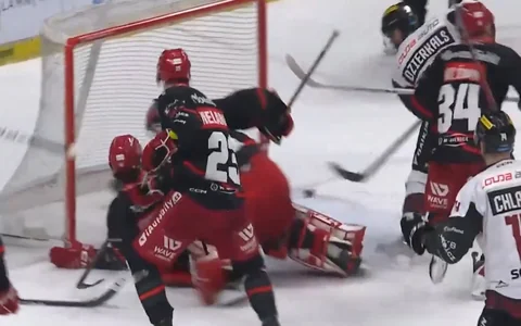 Video: Dzierkals nepiekāpīgi cīnās vārtu priekšā un ar ātru roku darbību gūst vārtus