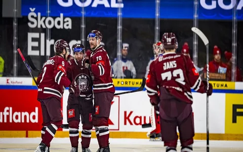 Latvijas hokejisti dramatiski atspēlējas, bet zaudē pagarinājumā