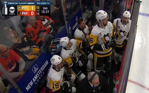 Video: Pēc kautiņa "Penguins" un "Flyers" spēlē uz noraidīto soliņa trūkst vietas