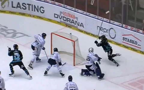 Video: Latvijas izlases hokejists gūst kuriozus vārtus Čehijā
