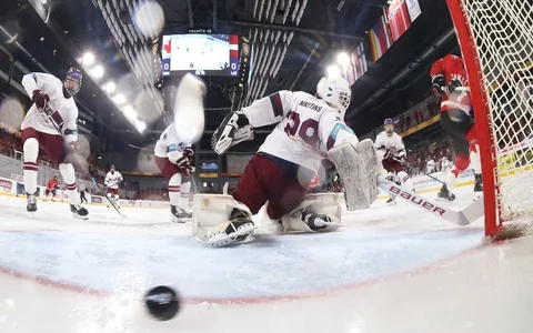 Latvijas U-18 hokejisti pasaules čempionāta ievadā nespēj sarūgtināt dusmīgo Kanādu