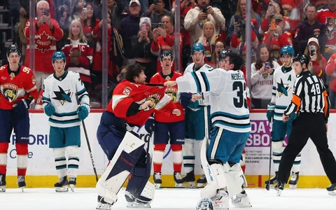 Balinskis nomet cimdus; "Panthers" un "Sharks" spēlē izkaujas arī vārtsargi
