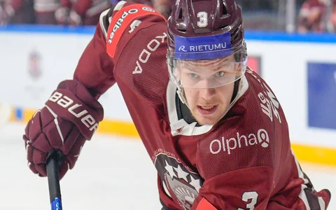 Trīs latvieši vienā komandā? NHL drafta eksperts nosauc Šmitam ideāli piemērotu galamērķi